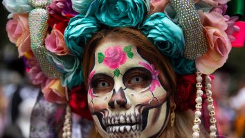 Paradă cu schelete uriașe de Ziua Morților în Mexic. Ideea evenimentului, inspirată de un film