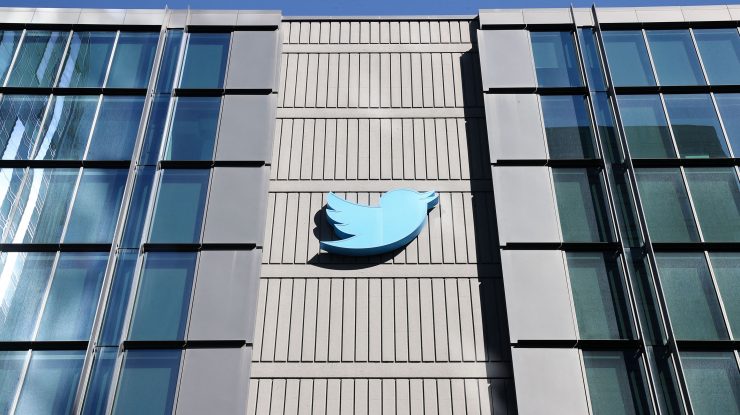 Musk le spune bancherilor săi că intenţionează să încheie vineri afacerea de achiziţionare a platformei Twitter.