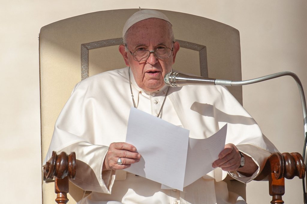 Papa Francisc face un nou apel la pace pentru „popoarele devastate de război”