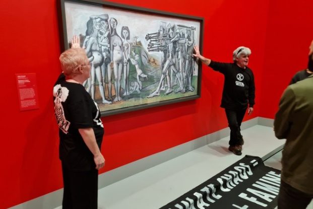 Protestatarii Extinction Rebellion şi-au lipit mâinile pe un tablou de Picasso