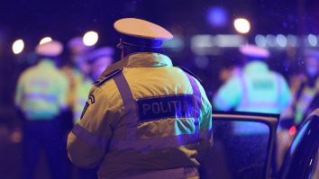 Un șofer a fost la un pas să calce un polițist și patru jandarmi.