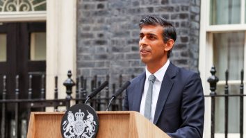 Rishi Sunak şi familia sa se vor stabili în 10 Downing Street, a anunţat miercuri Downing Street.