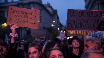 VIDEO. Protest masiv împotriva guvernului la Budapesta cu mesaje anti-Viktor Orban. „Orban, dispari”