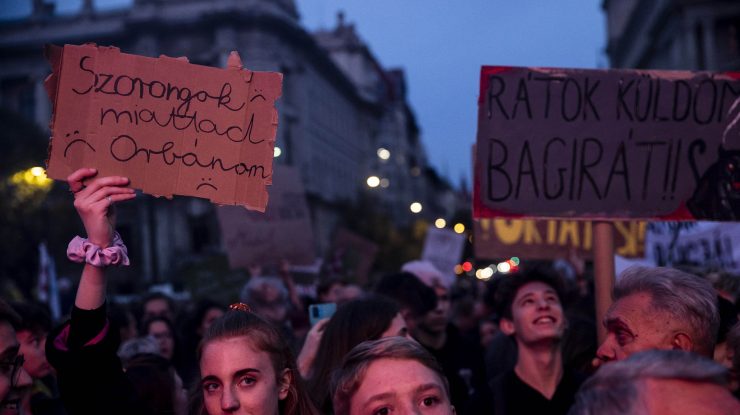 VIDEO. Protest masiv împotriva guvernului la Budapesta cu mesaje anti-Viktor Orban. „Orban, dispari”