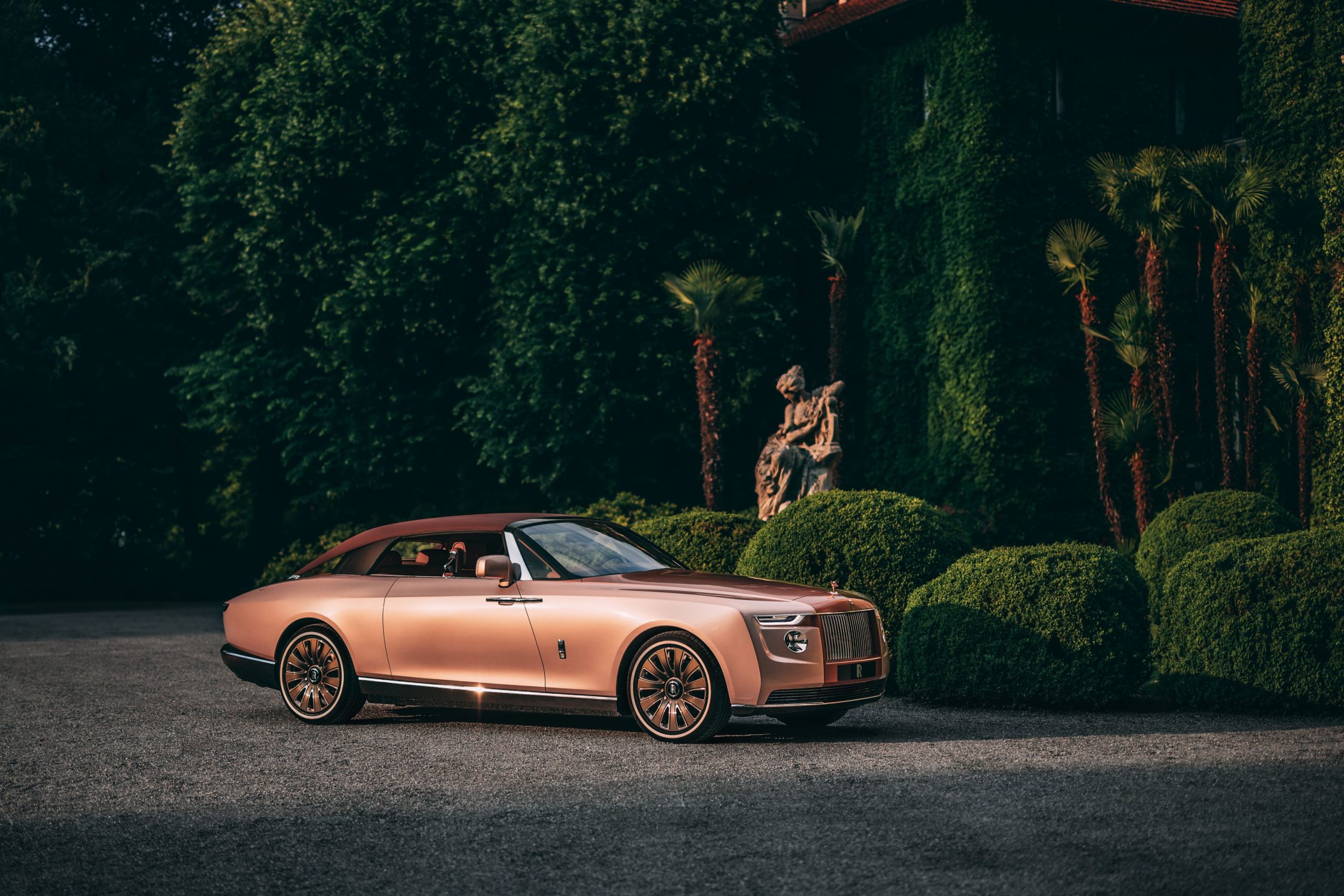 VIDEO. Rolls-Royce prezintă prima sa mașină electrică de lux, Spectre