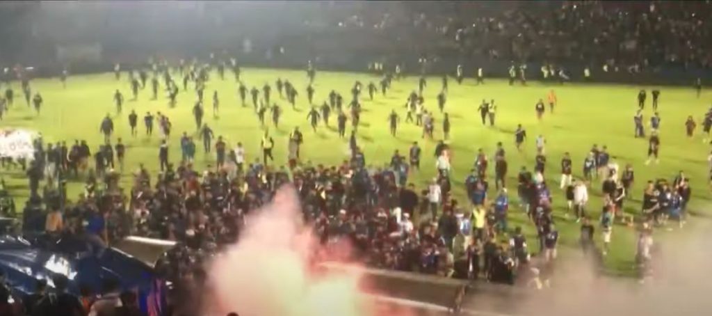 Cel puțin 129 de morți după o revoltă la un meci de fotbal din Indonezia