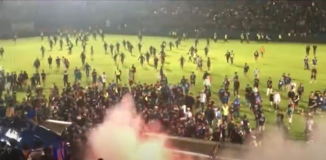 Cel puțin 129 de morți după o revoltă la un meci de fotbal din Indonezia