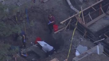 VIDEO. O mașină îngropată în curtea unei case din California este verificată pentru identificarea unor posibile rămășițe umane