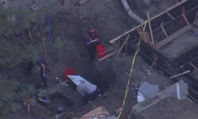 VIDEO. O mașină îngropată în curtea unei case din California este verificată pentru identificarea unor posibile rămășițe umane