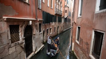 Doi turiști au fost arestați în Veneția pentru că au furat o gondolă
