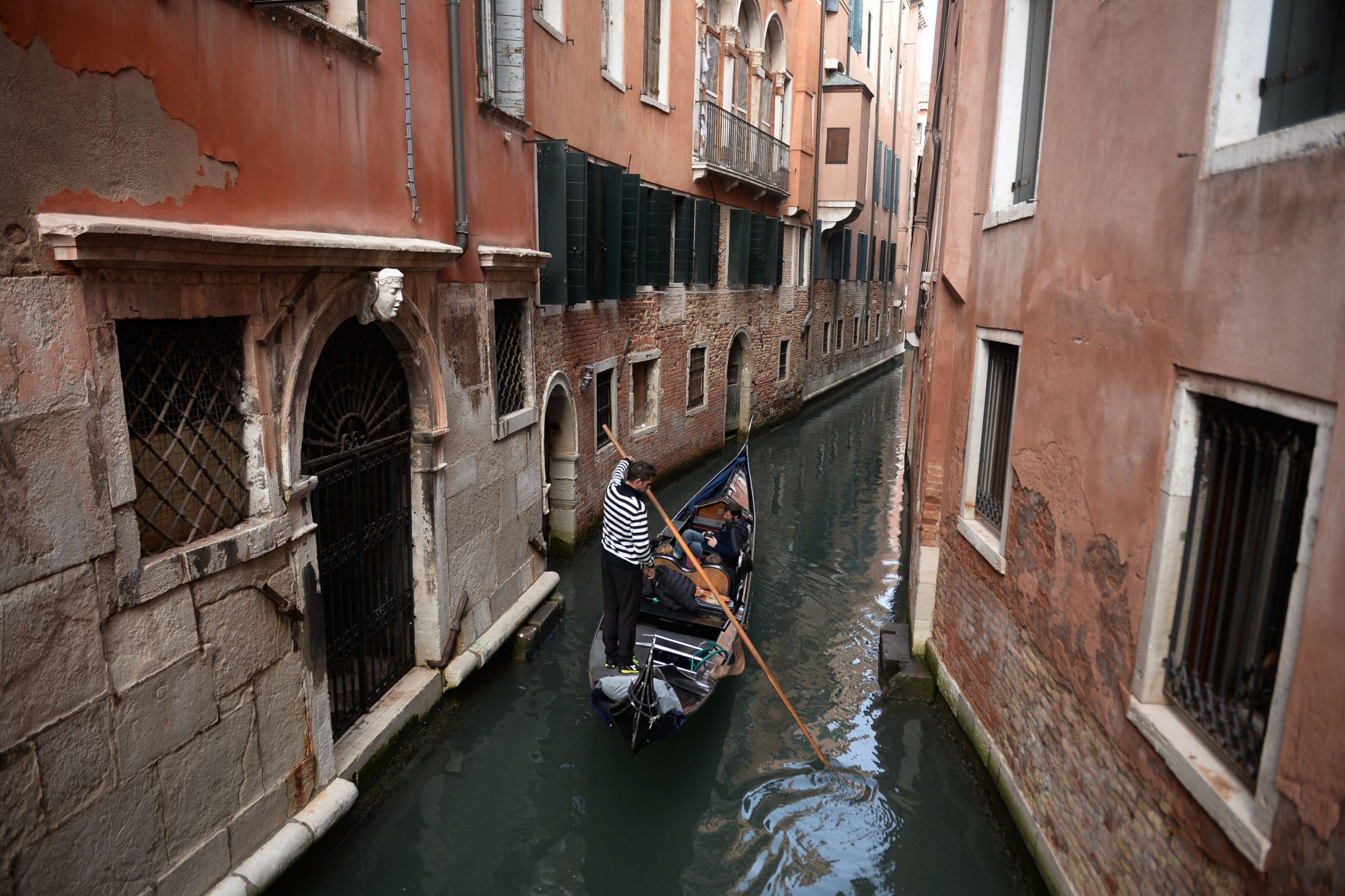 Doi turiști au fost arestați în Veneția pentru că au furat o gondolă