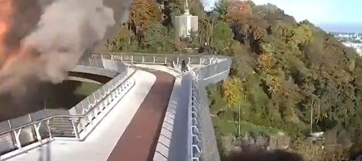 Rusia bombardează orașe ucrainene la orele de vârf în atacuri de răzbunare. Vladimir Putin a declarat că explozia de pe podul spre Crimeea a fost un atac terorist