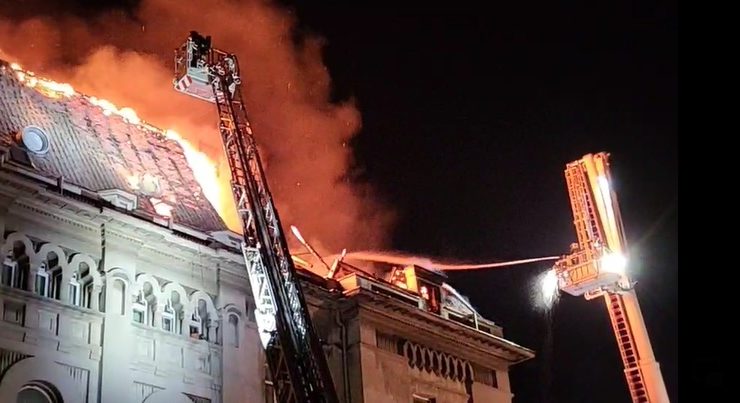 VIDEO. Incendiu la sediul central al Arhiepiscopiei Tomisului. Incendiul se manifestă la mansarda clădirii