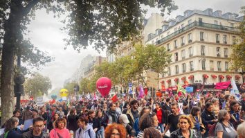 Mii de oameni protestează în centrul Parisului faţă de erodarea nivelului de trai. Intervenții violente între jandarmi și manifestanți
