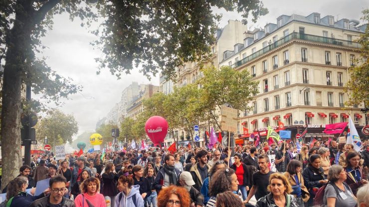 Mii de oameni protestează în centrul Parisului faţă de erodarea nivelului de trai. Intervenții violente între jandarmi și manifestanți