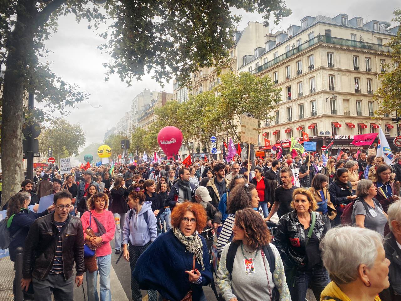 Mii de oameni protestează în centrul Parisului faţă de erodarea nivelului de trai. Intervenții violente între jandarmi și manifestanți