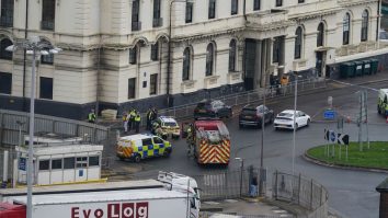 Un bărbat a atacat centrul britanic de procesare a migranților din Dover și s-a sinucis