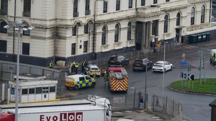 Un bărbat a atacat centrul britanic de procesare a migranților din Dover și s-a sinucis