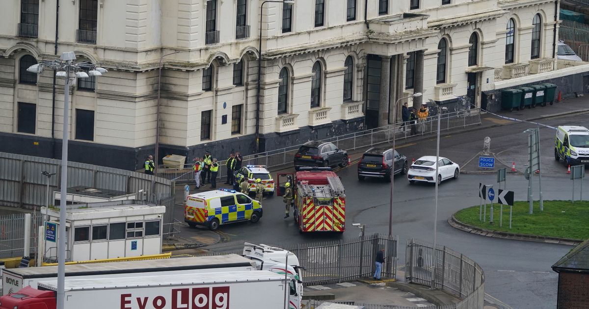 Un bărbat a atacat centrul britanic de procesare a migranților din Dover și s-a sinucis