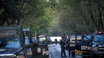 Primarul și alte 18 persoane au fost ucise în timp ce mai mulți bărbați înarmați au atacat primăria din sudul Mexicului