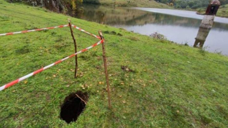 Ședință de urgență pentru situația critică de la Roșia Montană. Populația a fost evacuată în urma unor fisuri la barajul lacului Tăul Mare 