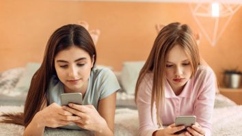 O treime dintre copiii cu vârste cuprinse între 8 și 17 ani au mințit cu privire la data nașterii pentru a părea că au peste 18 ani