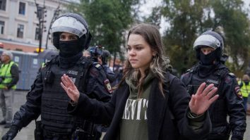 Femeile din Rusia, cele mai afectate de protestele împotriva războiului lui Putin. Ce se întâmplă cu ele la manifestații?