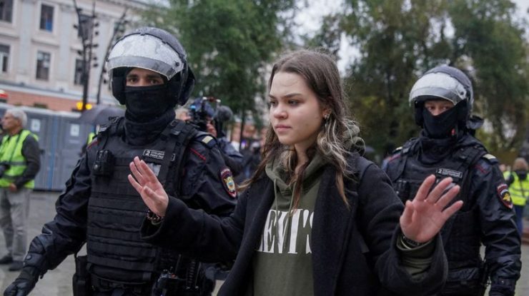 Femeile din Rusia, cele mai afectate de protestele împotriva războiului lui Putin. Ce se întâmplă cu ele la manifestații?
