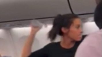 VIDEO. Criza unei femei în avion devine virală după ce i s-a spus că nu poate ține câinele în poală