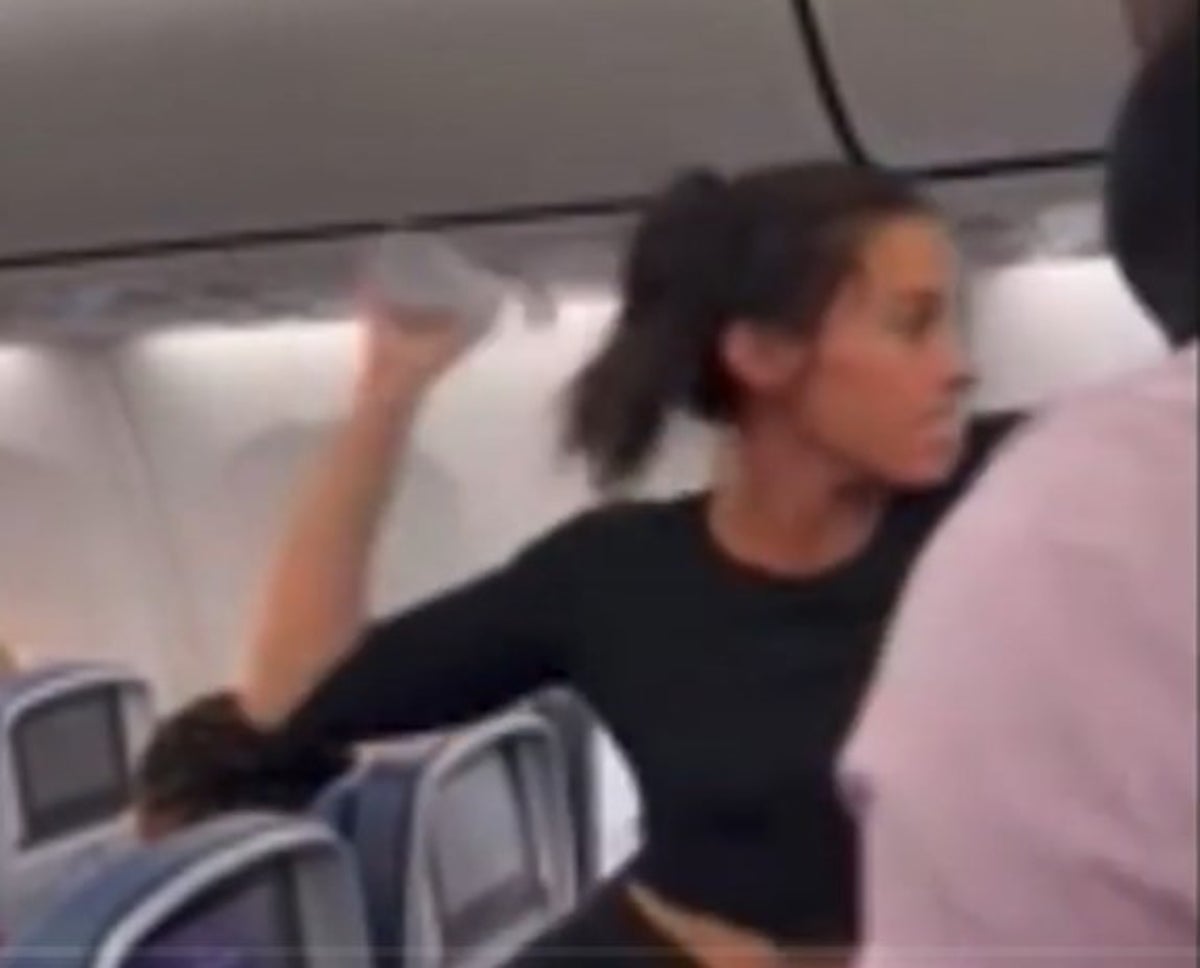 VIDEO. Criza unei femei în avion devine virală după ce i s-a spus că nu poate ține câinele în poală