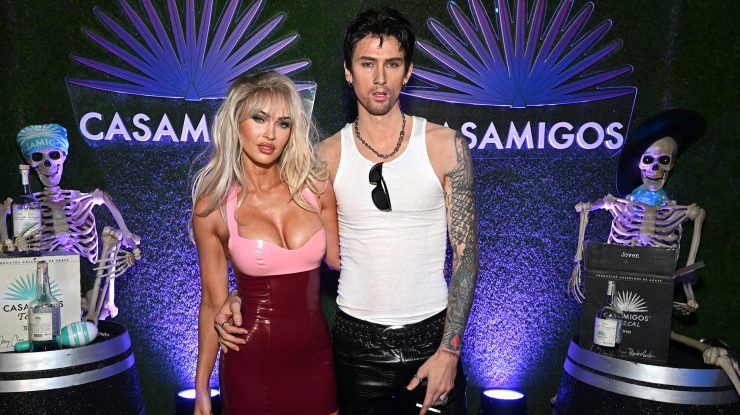 Megan Fox și Machine Gun Kelly s-au costumat în Pamela Anderson și Tommy Lee pentru Halloween