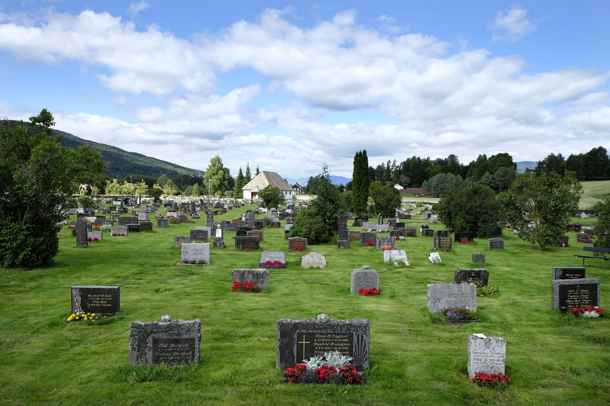 Fantoma unei bătrâne înspăimântătoare depune flori la cimitir înainte de a dispărea în aer