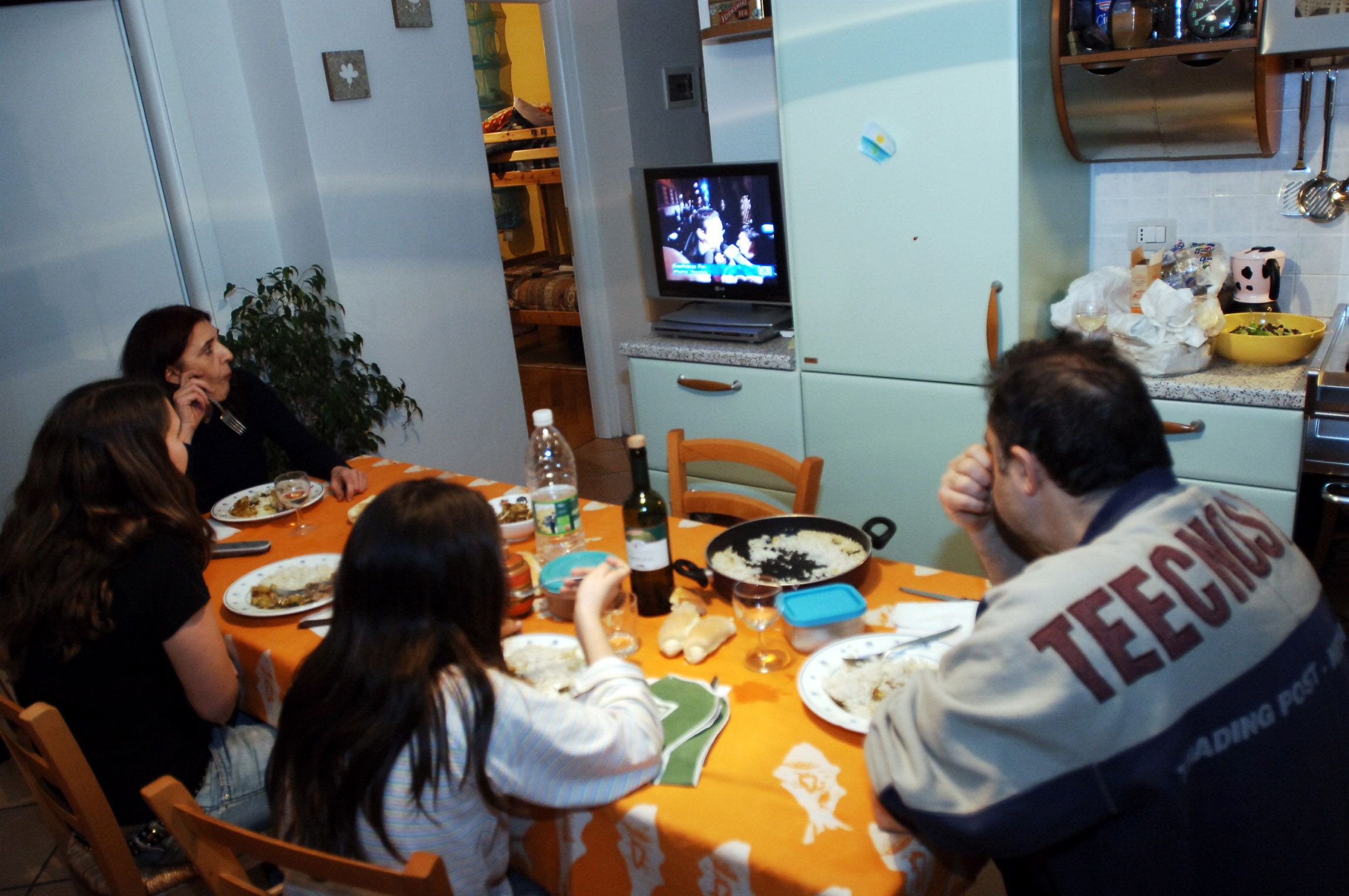 STUDIU. 91% dintre părinți susțin că sunt mai puțin stresați dacă toată familia stă la masă