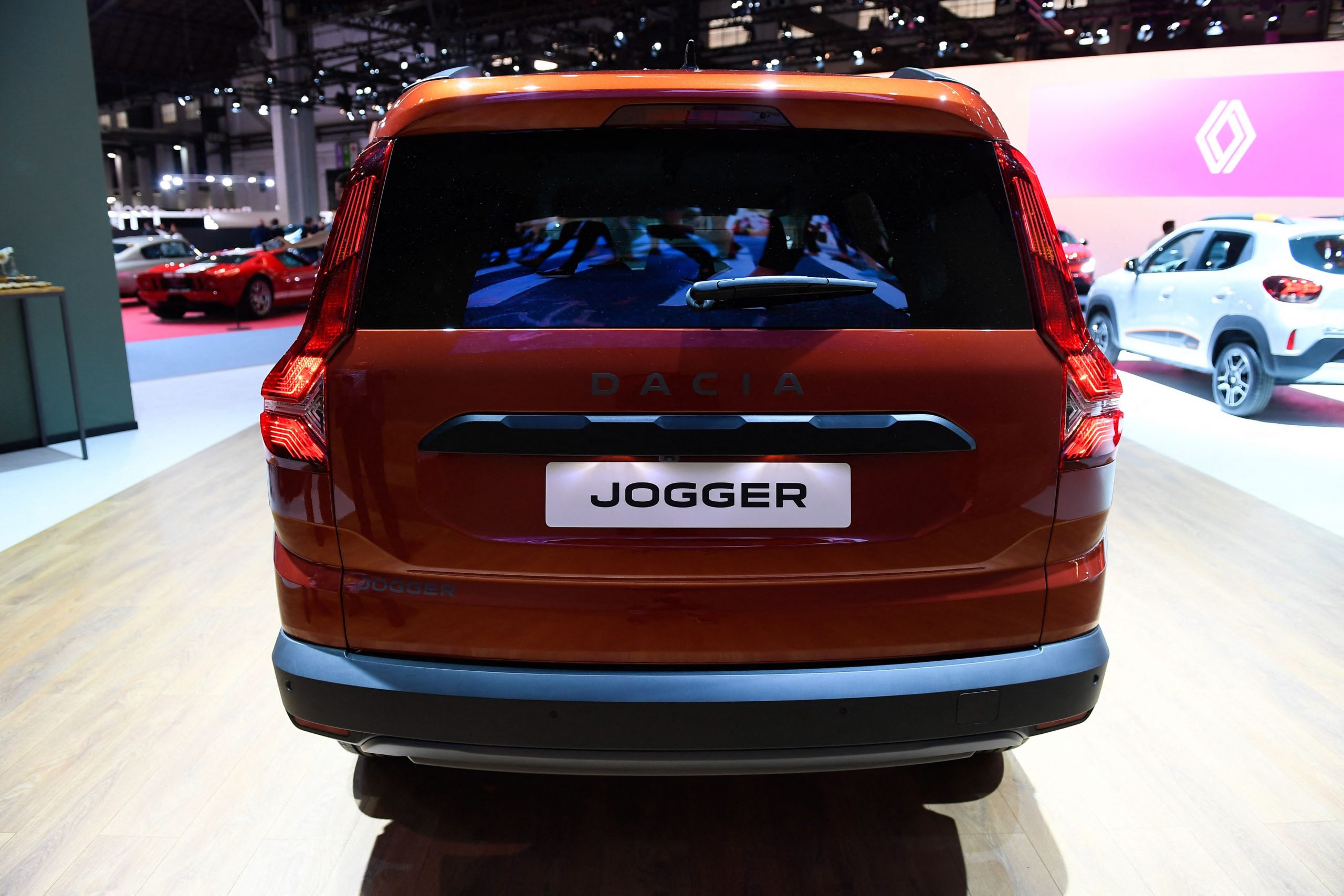 Dacia la Salonul Auto de la Paris. Conceptul „MANIFESTO”  și primul motor hibrid sunt prezentate în premieră mondială