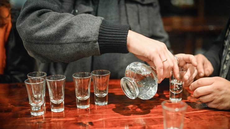 STUDIU. Persoanele care consumă alcool cu moderaţie, mai puţin afectate decât abstinenţii