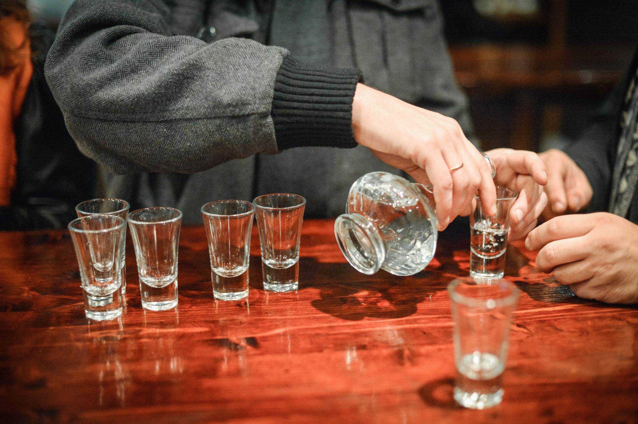 STUDIU. Persoanele care consumă alcool cu moderaţie, mai puţin afectate decât abstinenţii