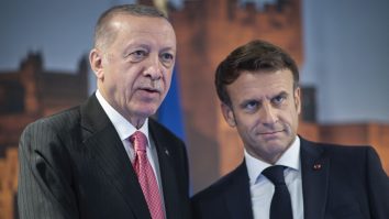 Erdogan, despre Macron: „Nevestele noastre se înțeleg bine, nu noi”. Președintele a propus, în mod ironic, aderarea Franței la Consiliul Turcic
