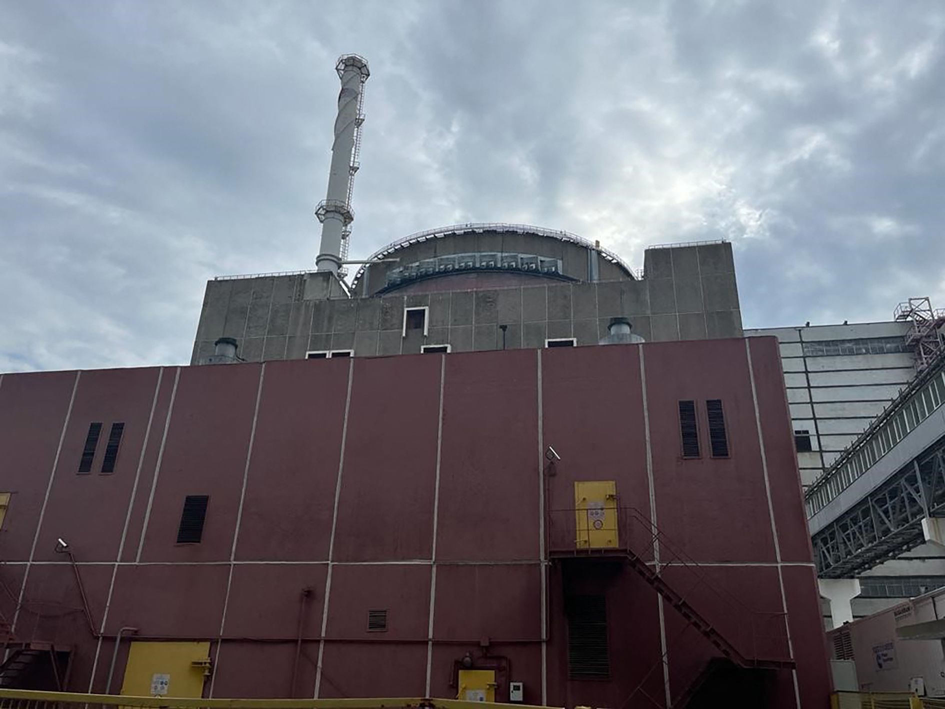 Ucraina: Centrala nucleară Zaporojie, reconectată la reţeaua electrică