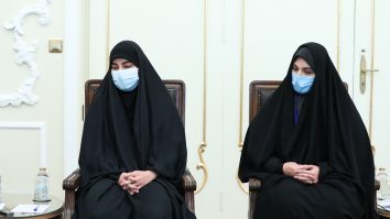 Forțele de securitate iraniene au arestat o femeie pentru că a mâncat la restaurant în public fără hijab