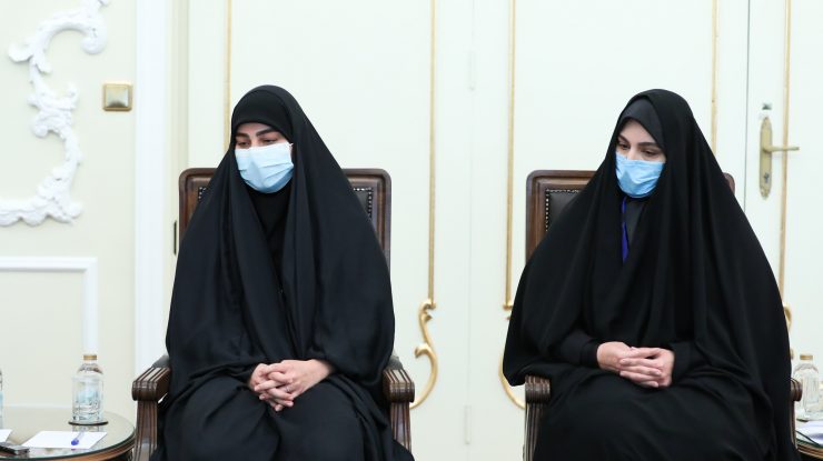 Forțele de securitate iraniene au arestat o femeie pentru că a mâncat la restaurant în public fără hijab