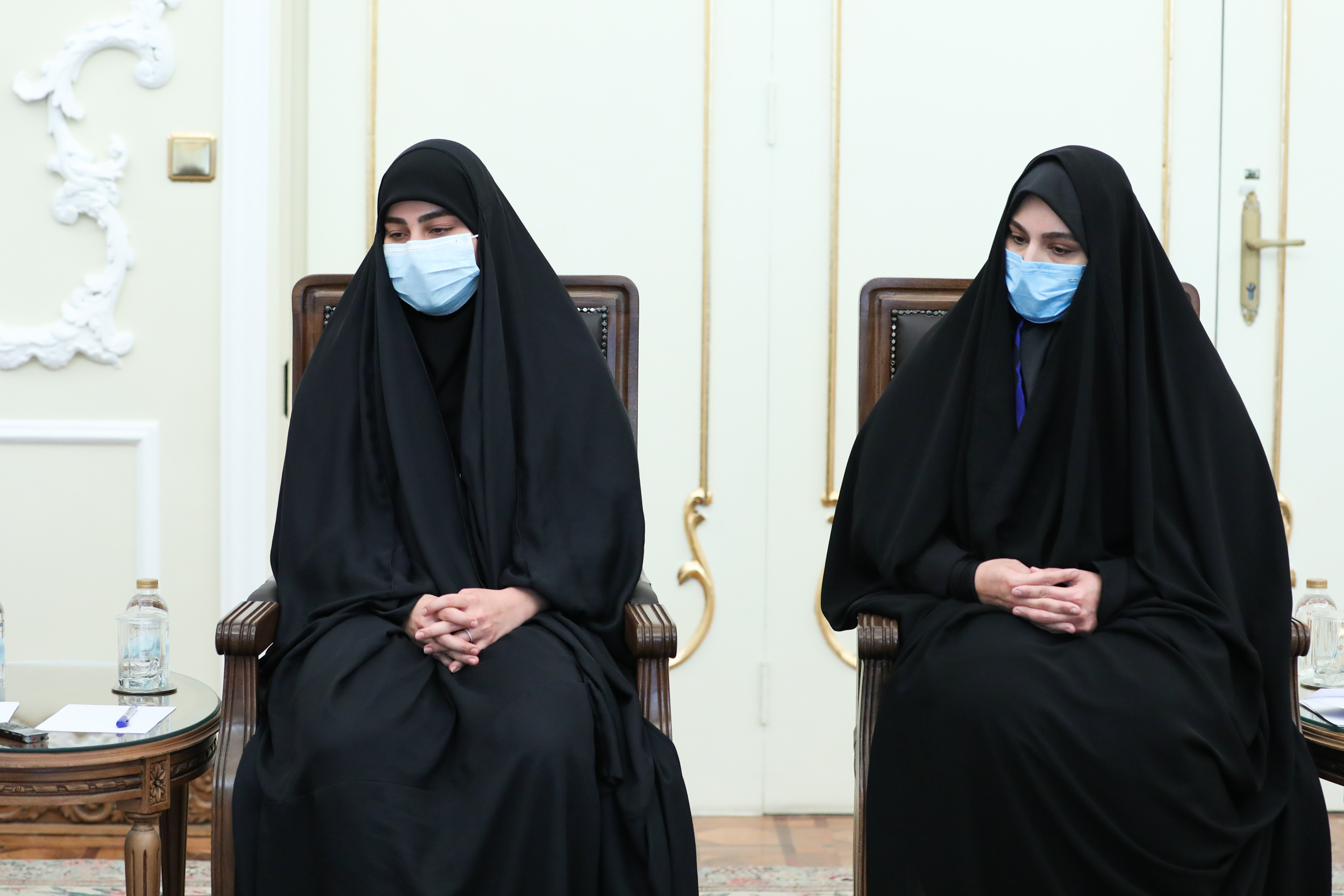 Forțele de securitate iraniene au arestat o femeie pentru că a mâncat la restaurant în public fără hijab