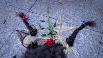 VIDEO. Un eurodeputat suedez şi-a tăiat părul, în plenul Parlamentului European, în semn de solidaritate cu demonstrațiile antiguvernamentale din Iran