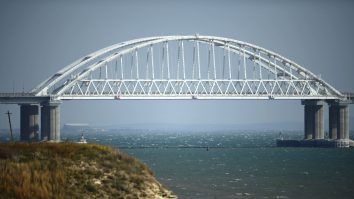 Podul Crimeei: Ucraina va emite timbre cu podul avariat de la Kerci