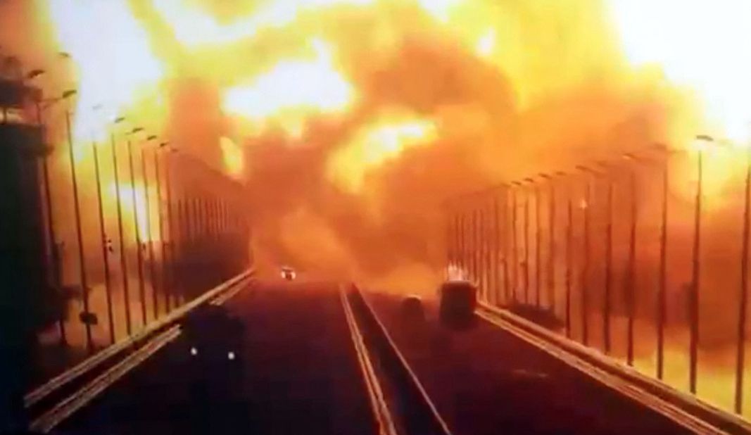 Putin acuză Ucraina că ar fi orchestrat explozia podului din Crimeea