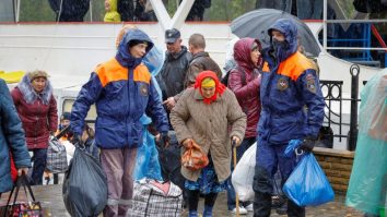 Rusia lovește casele din Ucraina, evacuează Hersonul și avertizează asupra unei escaladări