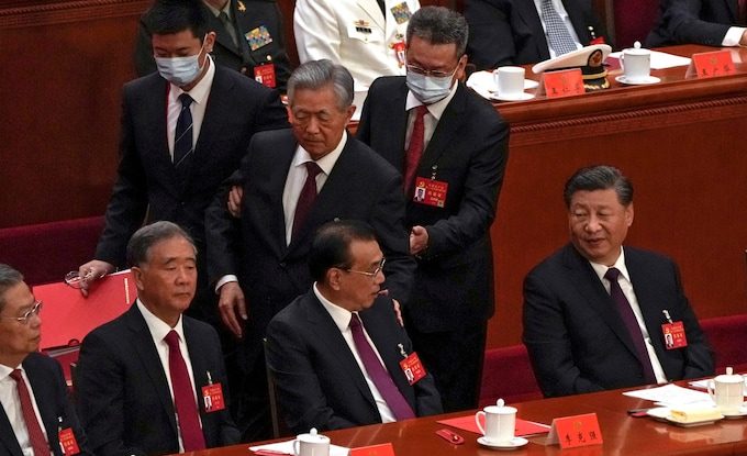 Fostul președinte din China, Hu Jintao, a fost escortat de la congresul partidului