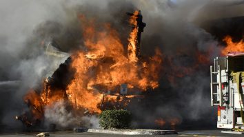 O benzinărie din orașul Dnipro a luat foc după ce a fost lovită de fragmente ale unei rachete rusești. Borys Filatov, primarul orașului Dnipro, a anunțat că cel puțin doi civili au fost uciși, potrivit UKRINFORM.