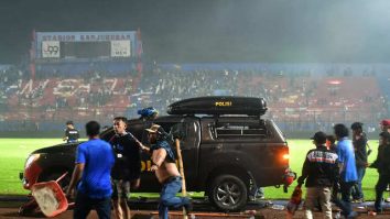 Șaptesprezece copii au murit în timpul busculade de la meciul de fotbal din Indonezia