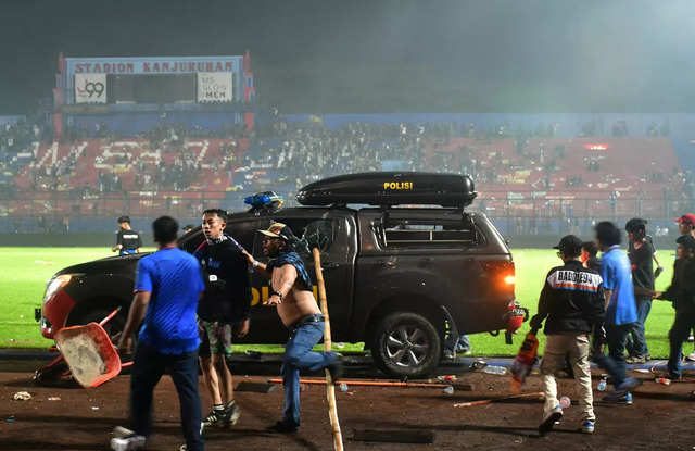 Șaptesprezece copii au murit în timpul busculade de la meciul de fotbal din Indonezia