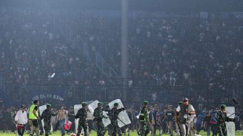 Una dintre cele mai grave tragedii de pe stadioane din istorie. Un expert explică ce a dus la busculada din Indonezia